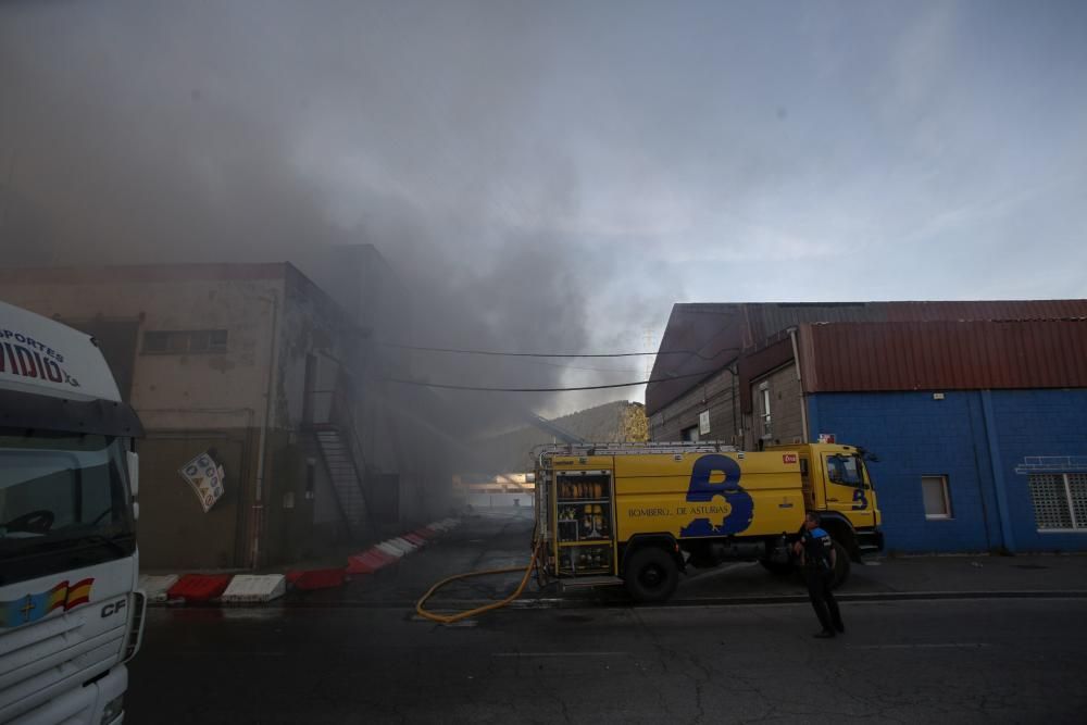 Un incendio en la antigua fábrica de hielo enciende las alarmas en la ciudad