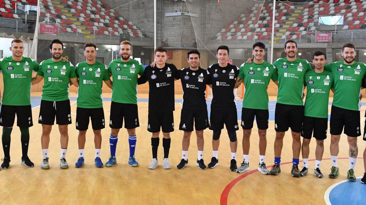 El cuerpo técnico y los jugadores del Liceo posan el primer día de pretemporada en el Palacio de los Deportes de Riazor. |  // CARLOS PARDELLAS