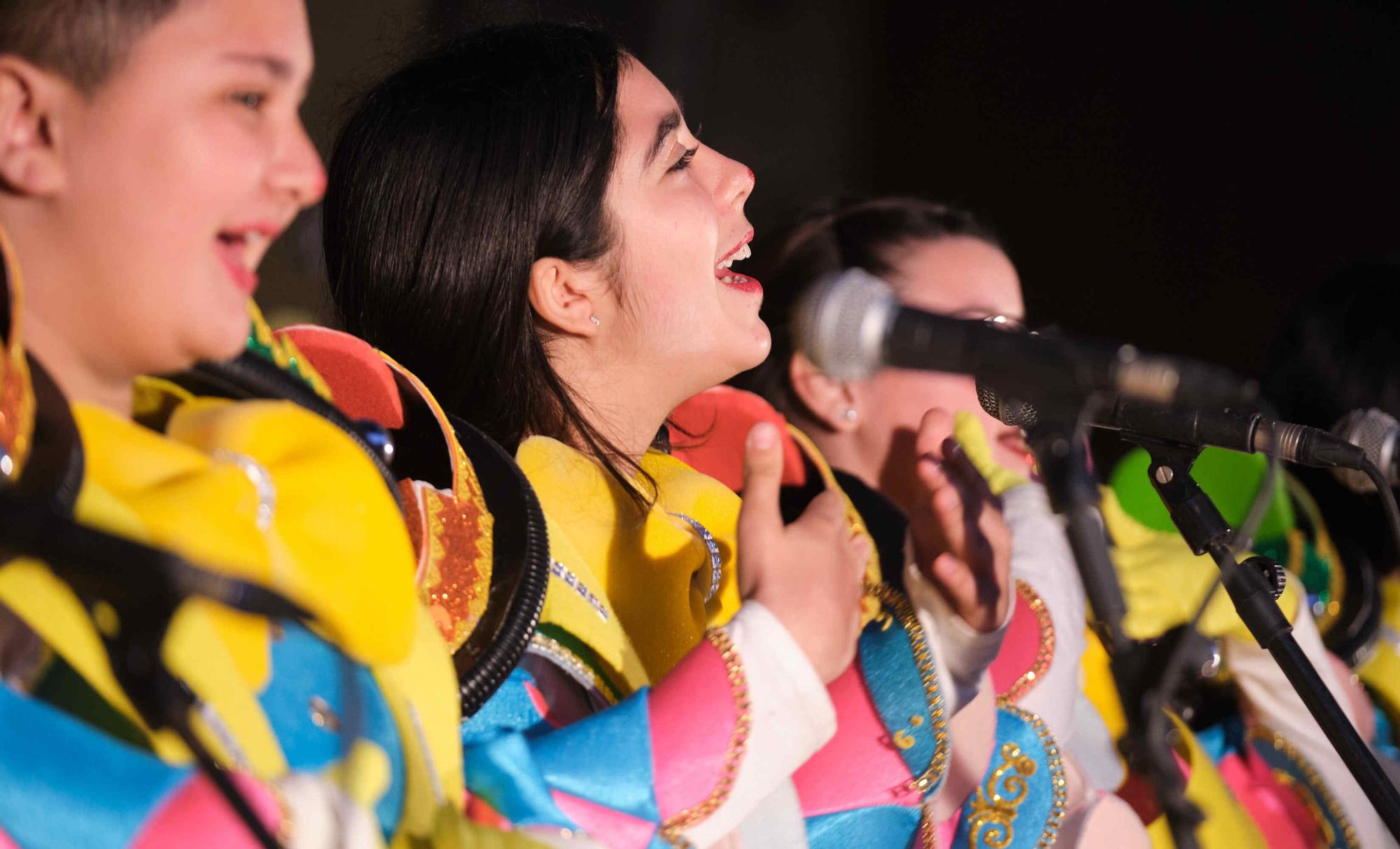 Los grupos del Carnaval actúan en la calle