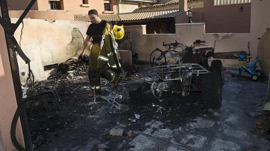 Los bomberos sofocando el fuego.