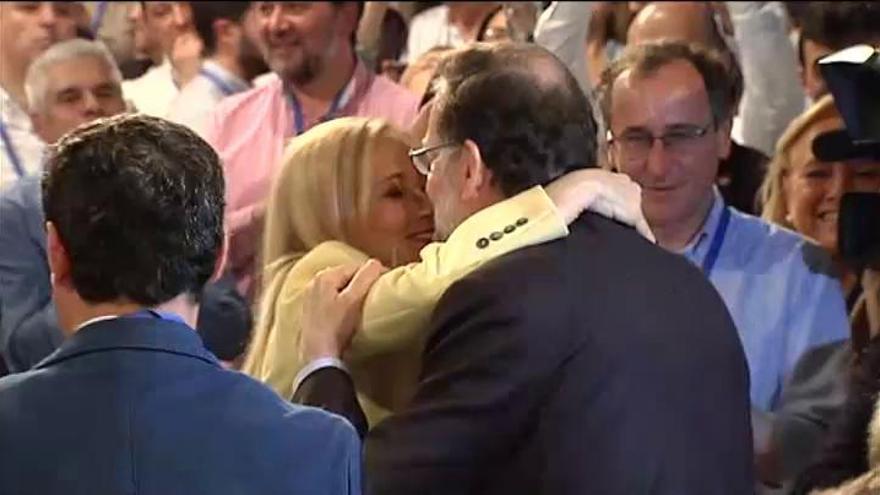 Cifuentes y Rajoy se abrazan en medio de la polémica del máster