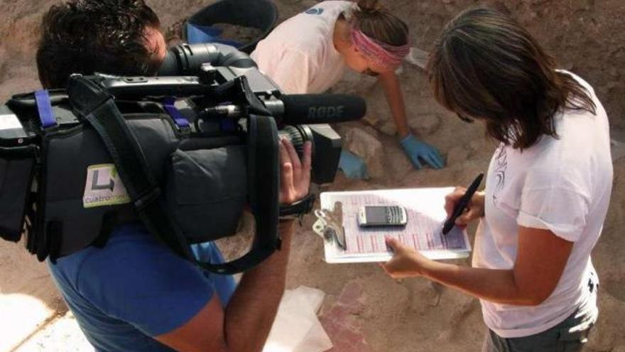 Una arqueóloga en el yacimiento de Cástulo, utilizando la tecnología desarrollada por Ayco. // FdV