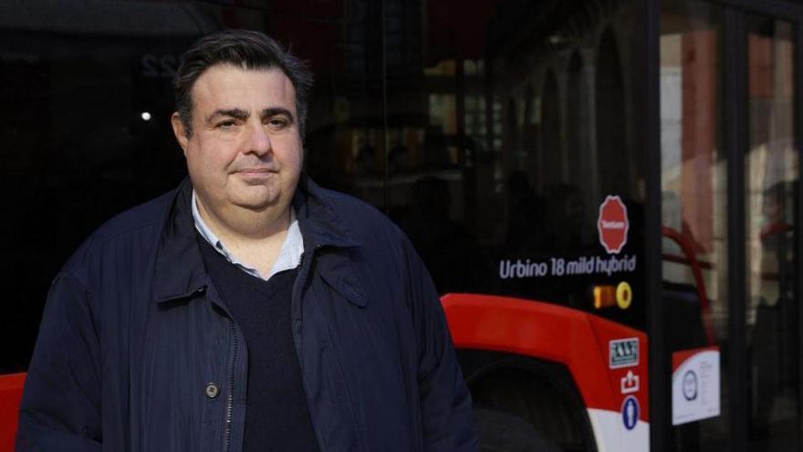 El concejal Pelayo Barcia posa junto a uno de los últimos autobuses comprados para la flota de Emtusa. | JUAN PLAZA