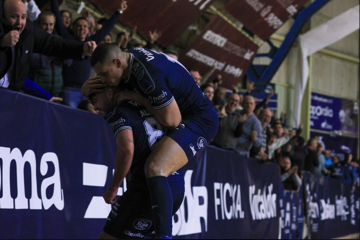 Celebración de los jugadores del Family Cash Alzira.