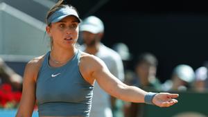 La tenista española Paula Badosa contra la griega María Sákkari durante el partido de octavos de final que enfrenta a ambas en el Mutua Madrid Open de tenis que se celebra en la Caja Mágica en Madrid. EFE/ Chema Moya