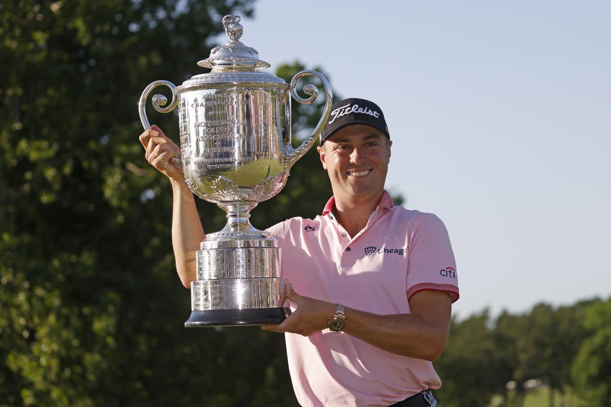 El estadounidense Justin Thomas levanta su trofeo