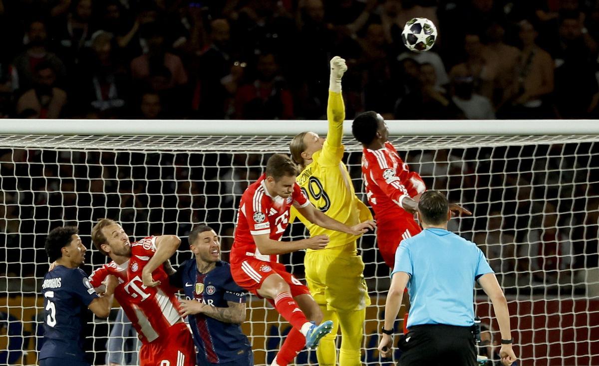 PARIS (France), 28/04/2026.- PSG goalkeeper Matvei Safonov punches clear during the UEFA Champions League semi-final match between Paris Saint-Germain and Bayern Munich in Paris, France 28 April 2026. (Liga de Campeones, Francia) EFE/EPA/YOAN VALAT