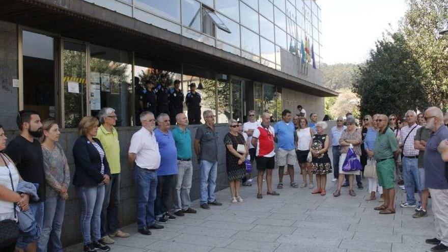 Los tres Concellos de O Morrazo salen a la calle contra el atentado en Barcelona