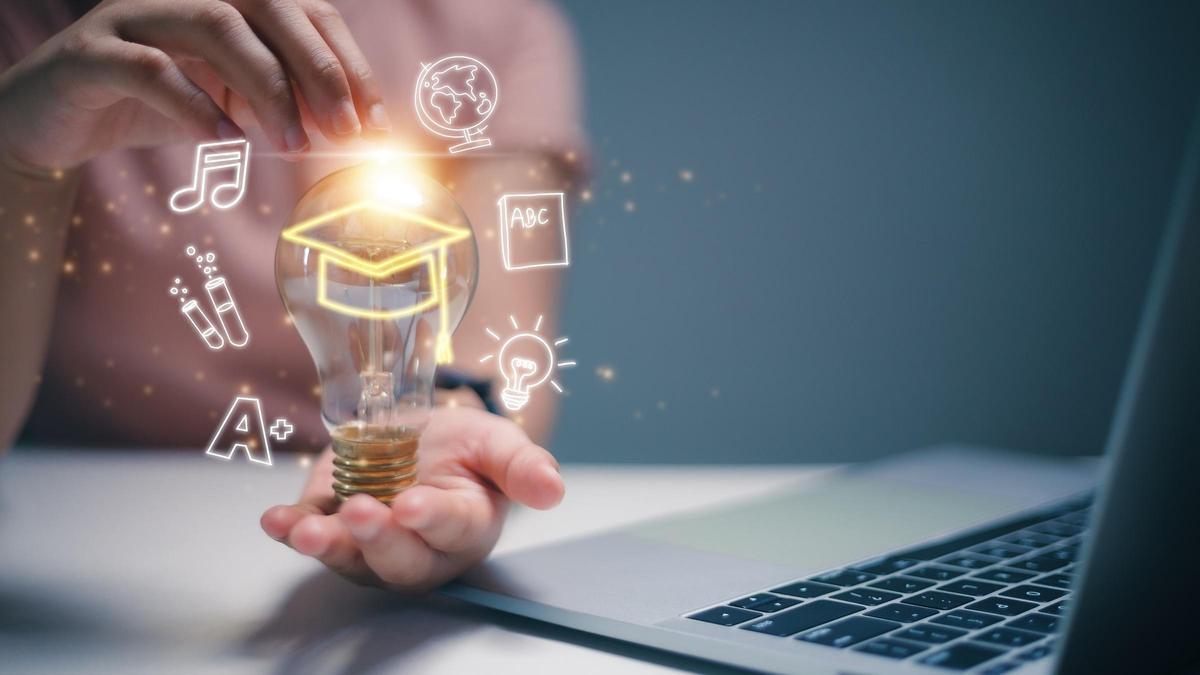 La iniciativa está concebida con un doble objetivo: “ayudar al alumnado universitario a conocer mejor sus itinerarios de especialización y abrir la universidad a maestros en activo interesados en la actualización pedagógica".