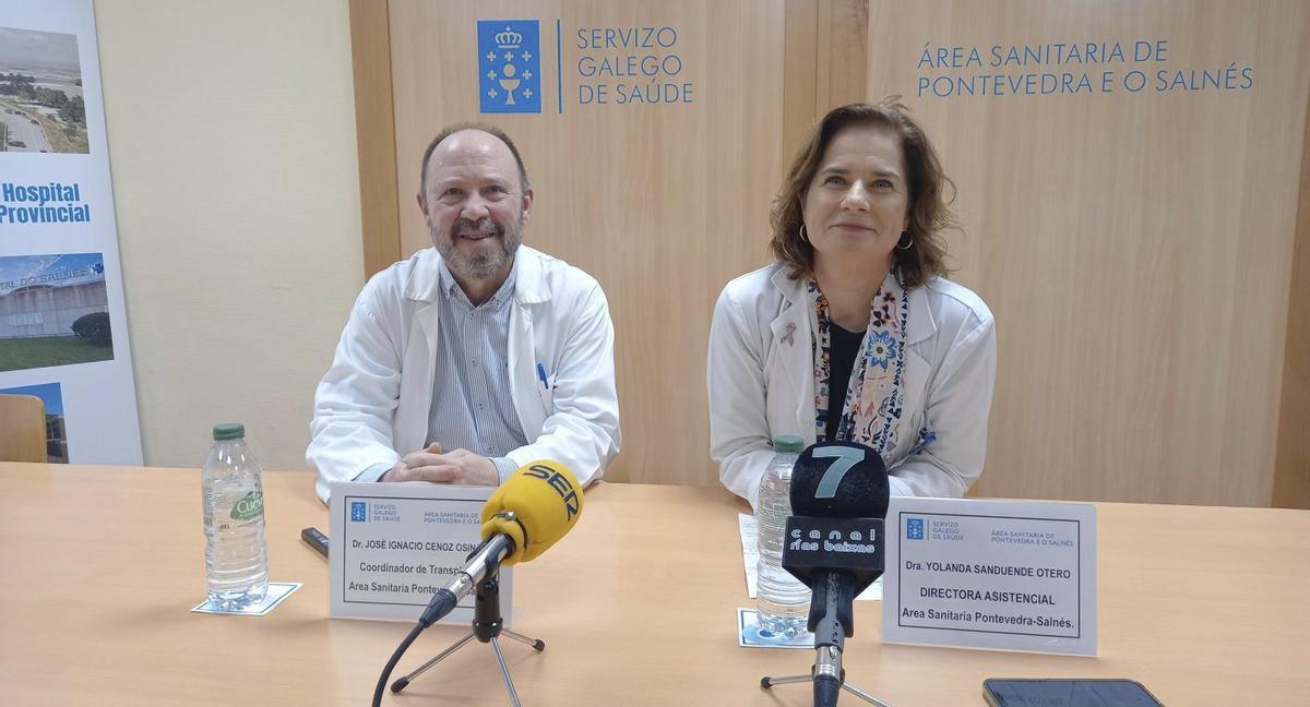 Ignacio Cenoz Osinaga y Yolanda Sanduende Otero, en rueda de prensa en el Hospital Montecelo.