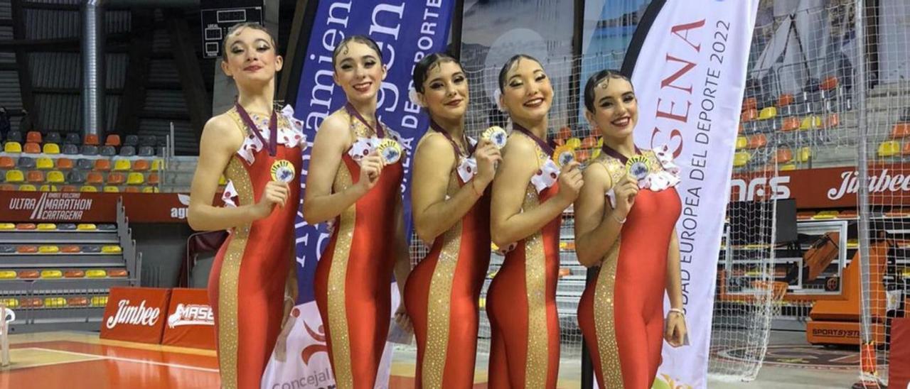 Lucía Mohedas, Irene de Juan, Ana Marí, Nuria Marí y Emma Bonet, en el podio. | D.I.