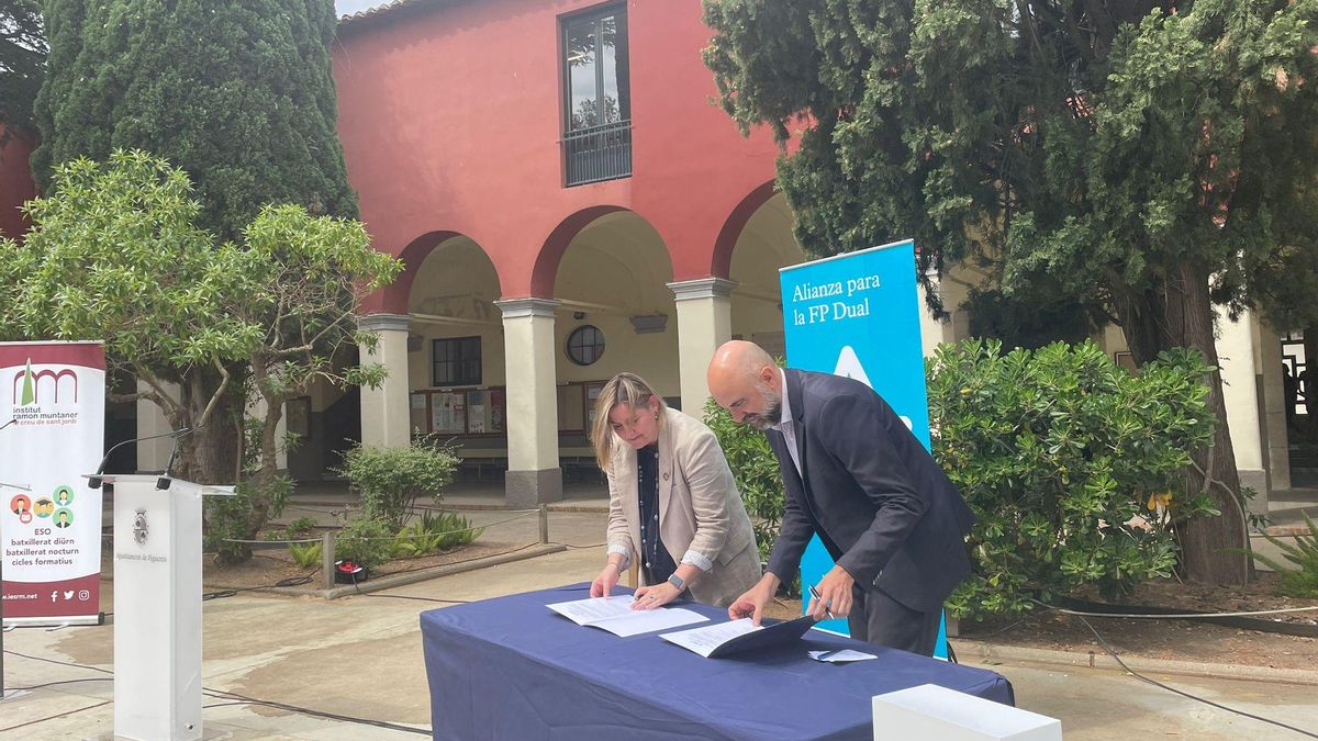 Signatura del conveni aquest matí a l'institut Ramon Muntaner