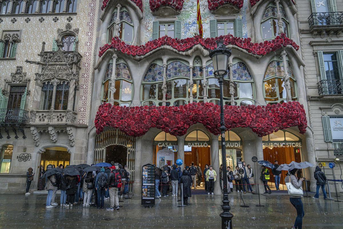 La previa de la fiesta de Sant Jordi, pasada por agua