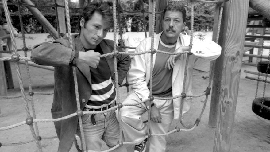 Pastor Outeiral y Santiago Barreiros. Era el Ourense de 1995, cuando Pastor Outeiral y Santiago Barreiros posaban para Iñaki Osorio, tras inaugurar en 1994 una exposición fotográfica de sus trabajos, “Huellas” en el Monasterio de Xunqueira de Espadanedo. Ambos fotógrafos posaban en el Parque de San Lázaro hablando de todo un poco.