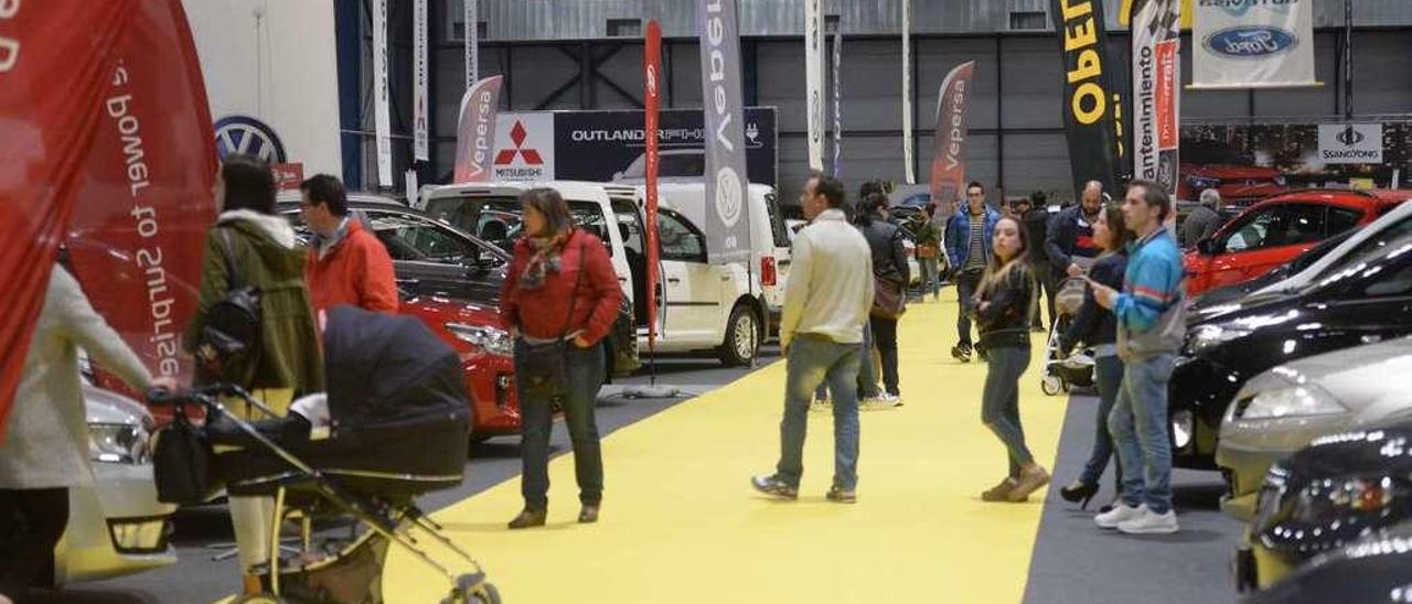 Público en la edición anterior del salón Arosa Motor. // Noé Parga