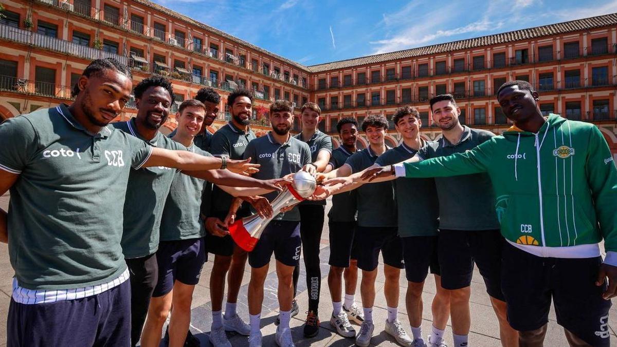 Plantilla del Coto Córdoba que ascendió a la Primera FEB de baloncesto.