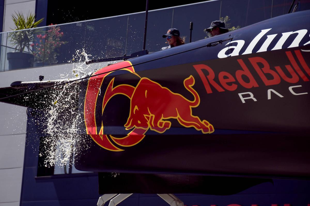 Barcelona acoge su primer bautizo de un equipo de la Copa América de vela: Alinghi Red Bull Racing pone en el agua su BoatOne