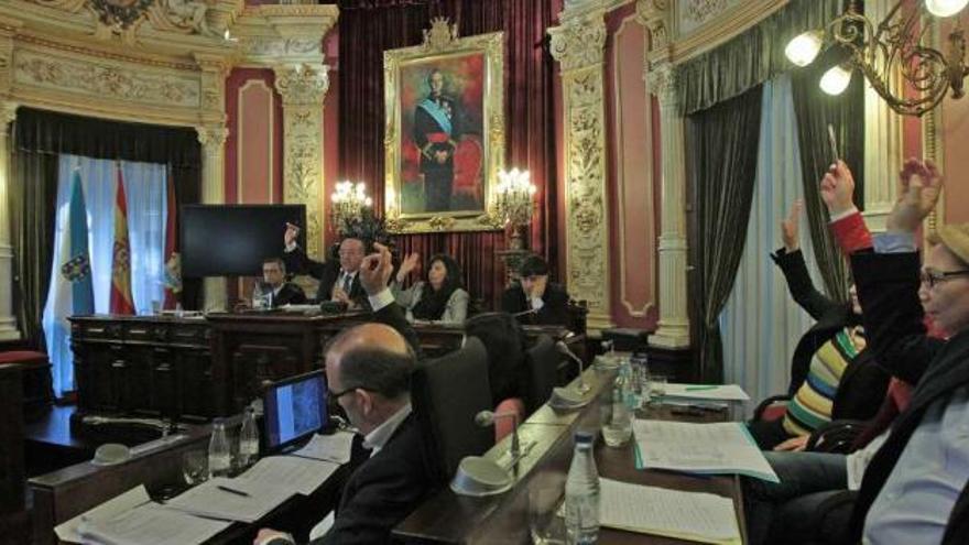 El grupo municipal socialista vota en bloque, ayer, en el pleno de Ourense.  // Jesús Regal