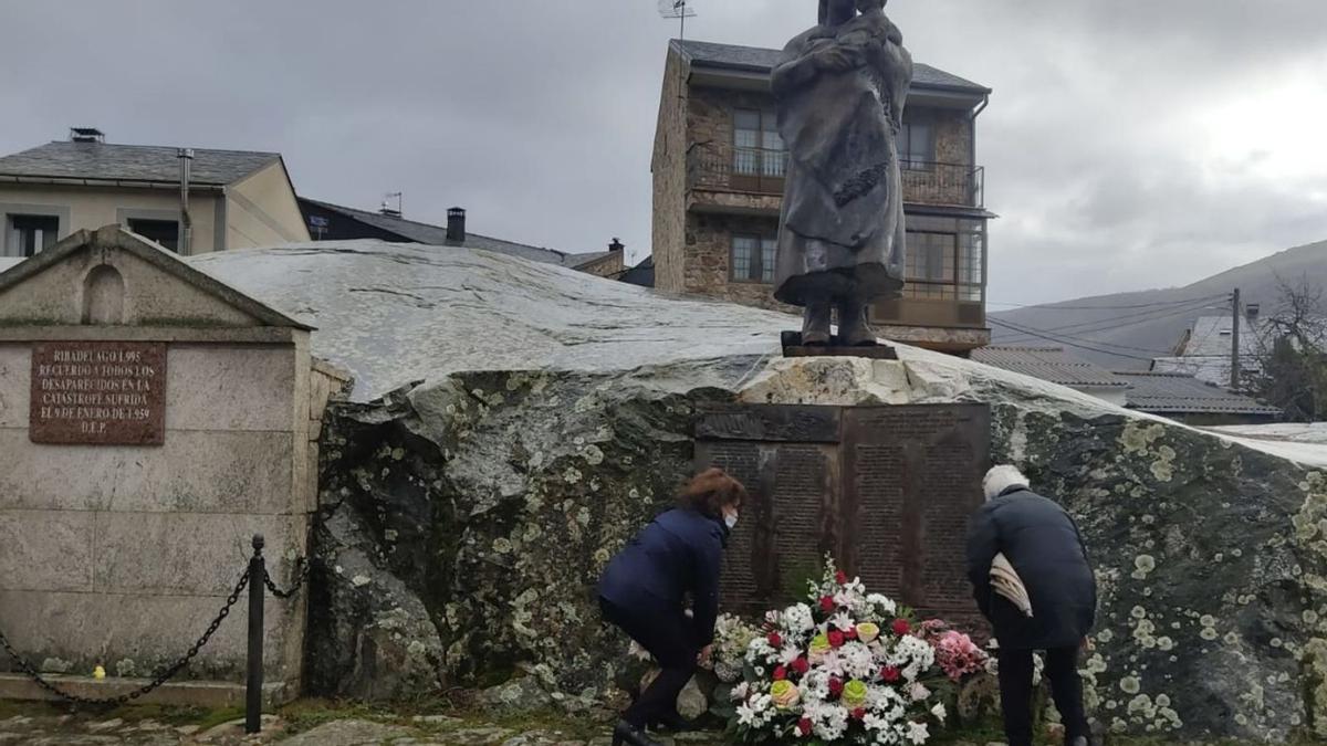 Ofrenda floral frente al monumento a los fallecidos de Ribadelago. | Cedida