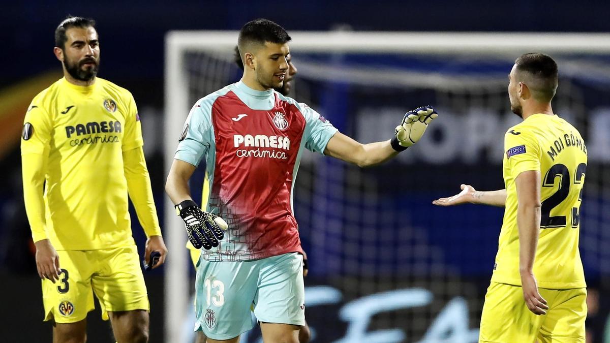 Rulli felicita a Moi Gómez ante la mirada de Raúl Albiol, en la ida de cuartos.