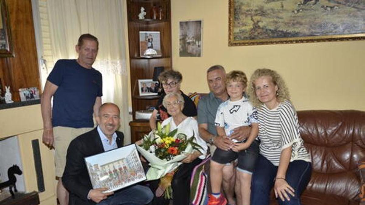 Maria Pubill Balart amb familiars i l'alcalde Marc Aloy
