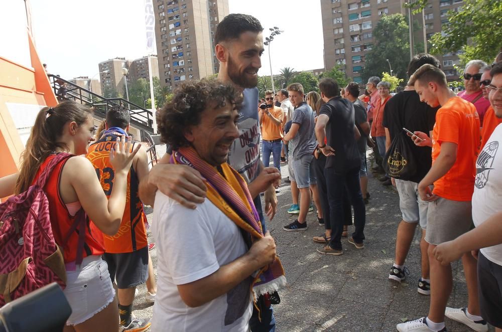 Recibimiento a los jugadores del Valencia Basket previo al duelo ante Baskonia