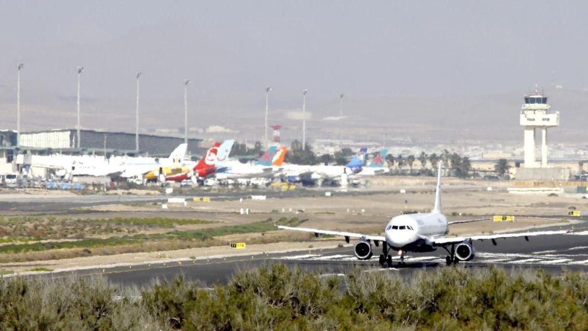 Un avión aterriza en el aeropuerto de Fuerteventura.