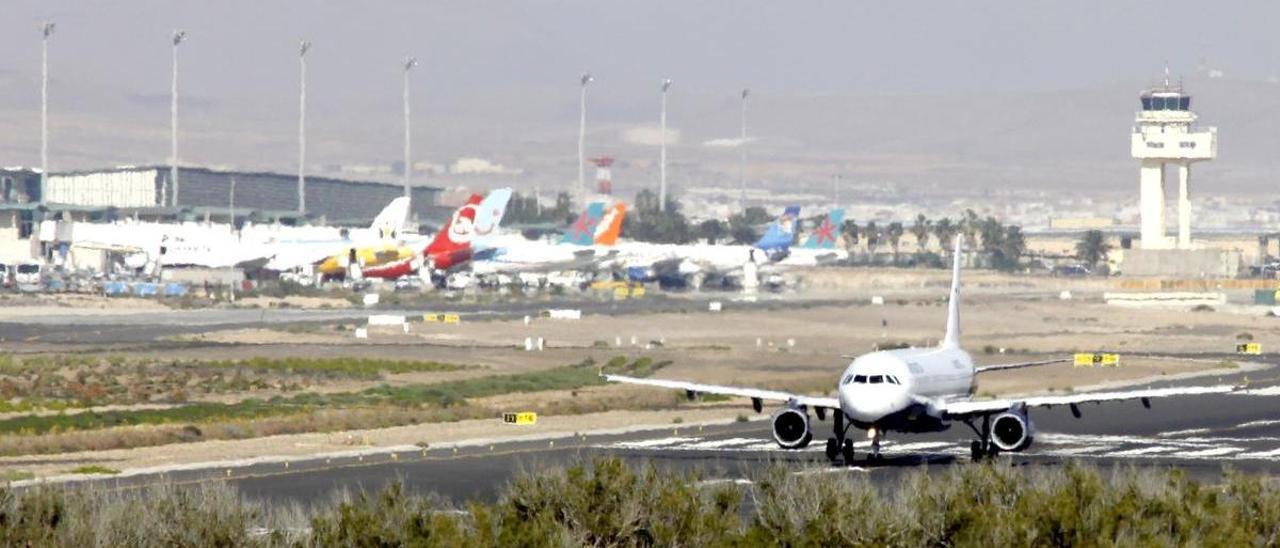 Un avión aterriza en el aeropuerto de Fuerteventura.