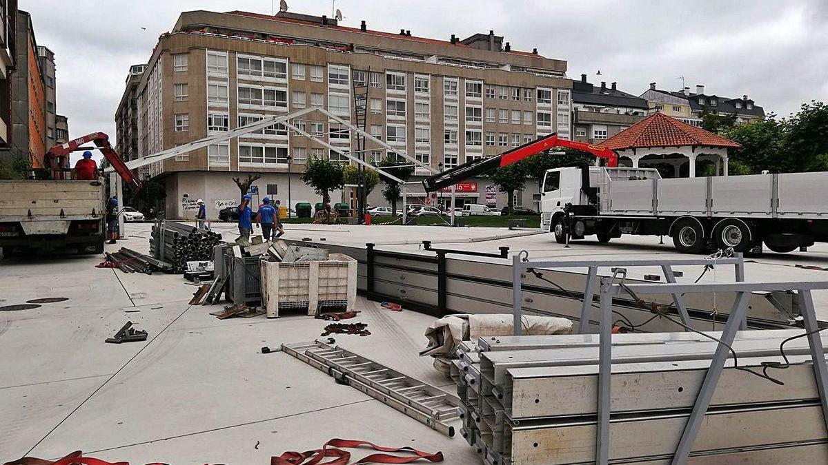 Labores de retirada, ayer, de la gran carpa de 50 por 20 metros que se instaló en la Praza do Concello.