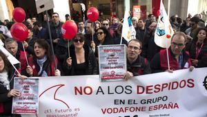 Protesta de trabajadores de Vodafone en Barcelona por el ERE registrado por la empresa.