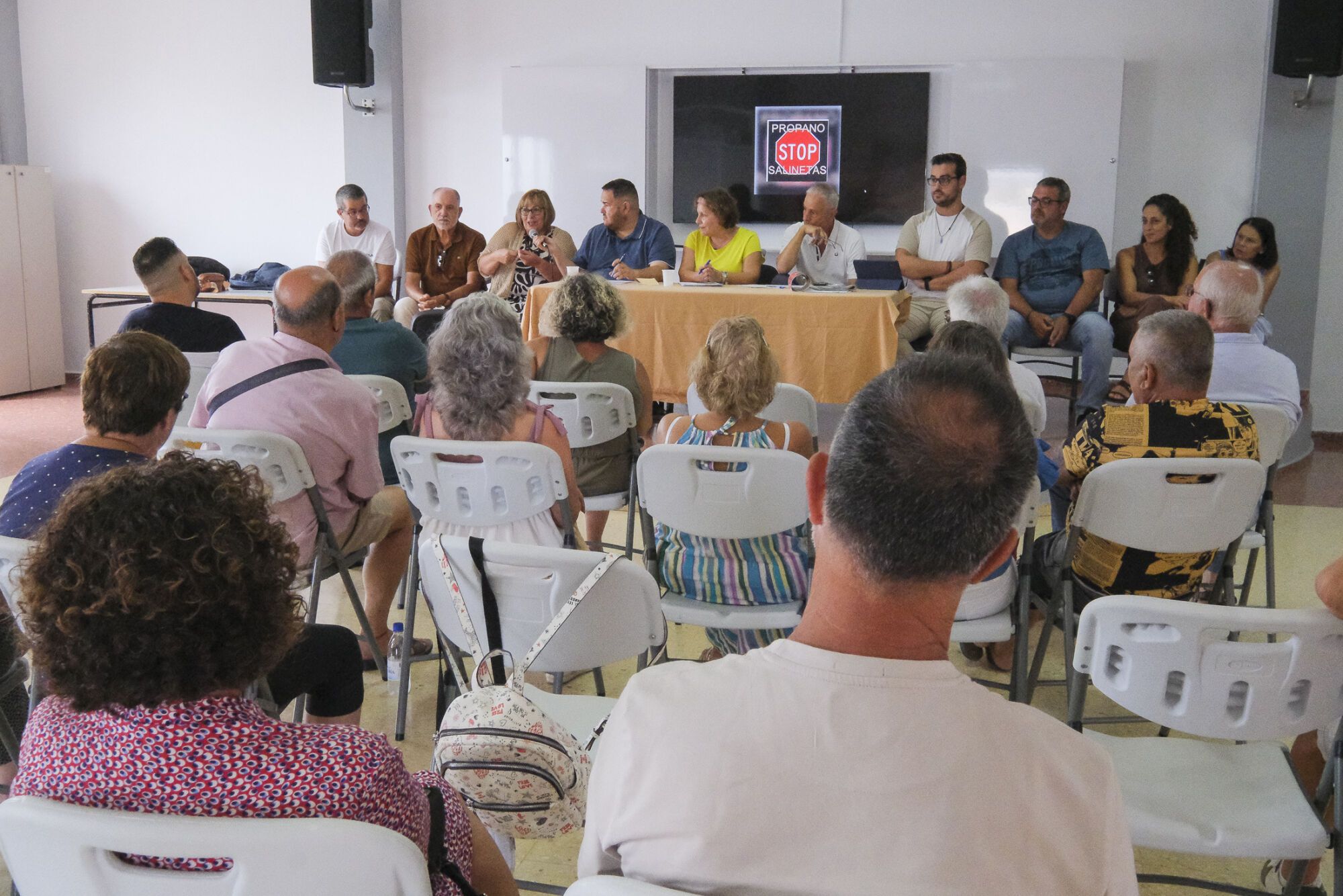 Reunión de representantes de las plataformas de Salinetas y Los Realejos contrarios a las plantas de gas propano