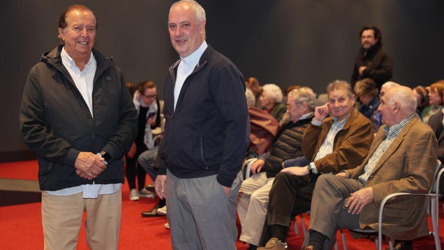 Willy Pola, a la izquierda, y Sergio Martínez Mendaro, ayer, en el Club Prensa Asturiana. | Irma Collín