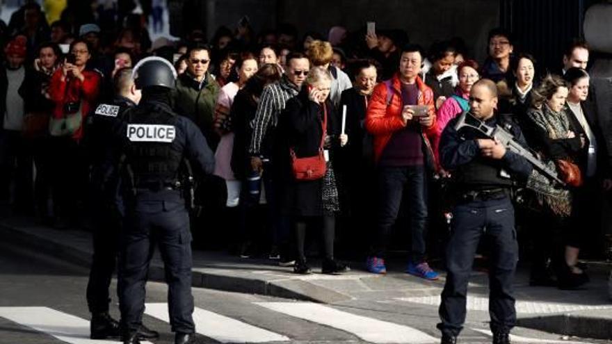 Diversos policies evacuen els visitants del museu del Louvre.