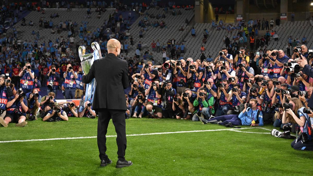 Guardiola posa con su tercera Champions, la primera del City, tras derrotar al Inter en Estambul.