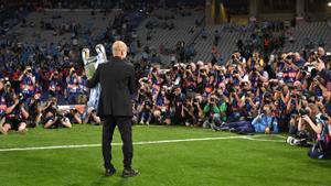 Guardiola posa con su tercera Champions, la primera del City, tras derrotar al Inter en Estambul.