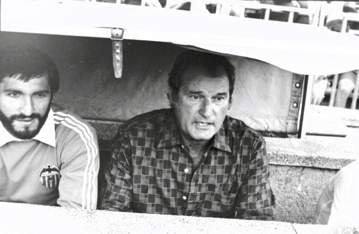 Marcel Domingo en el banquillo del Vicente Calderón en su debut como entrenador del Valencia en la primera jornada de la temporada 77-78, acompañado del portero Pereira.