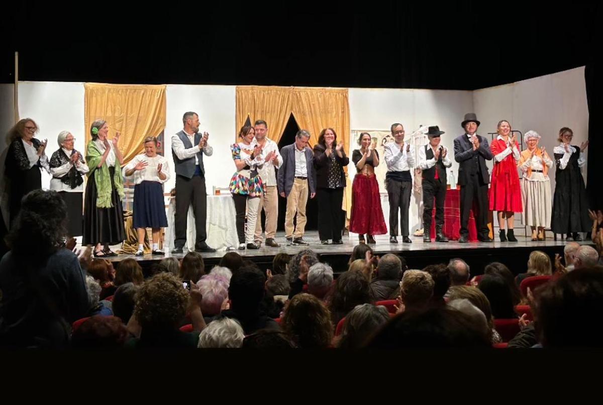 Los miembros de la compañía de Arts i Oficis tras una representación