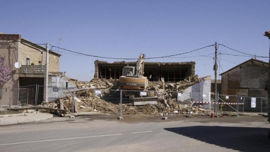 Una excavadora inicia la demolición del Ayuntamiento de Aspariegos.