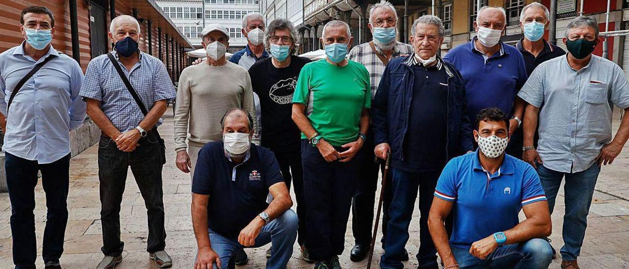 Perucho, agachado a la derecha, con los miembros de la tertulia piragüística avilesina.