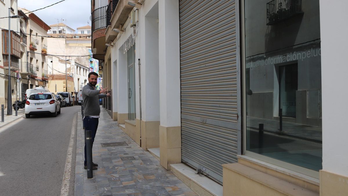 El edil de Juventud señala el bajo de la calle Granero que albergará la sala.