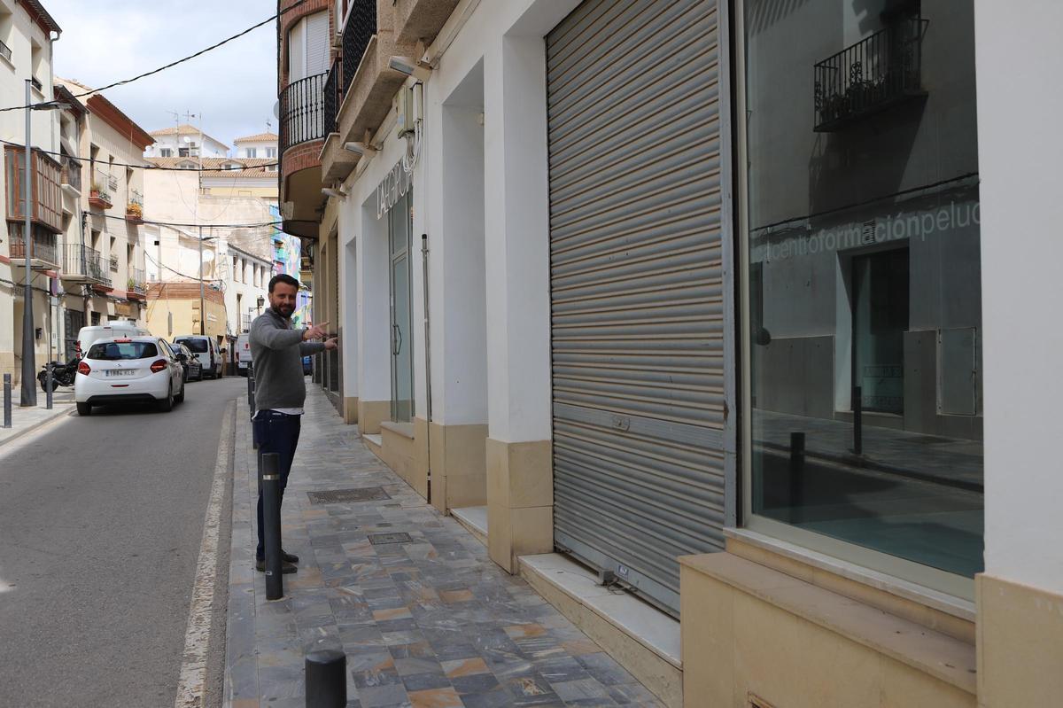 El edil de Juventud señala el bajo de la calle Granero que albergará la sala.
