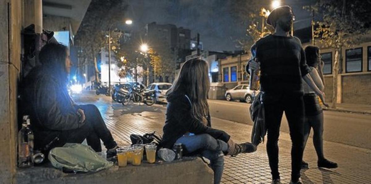 BOTELLÓN Los expertos en adicciones alertan sobre el riesgo de que emborracharse se convierta en el objetivo de algunos jóvenes.