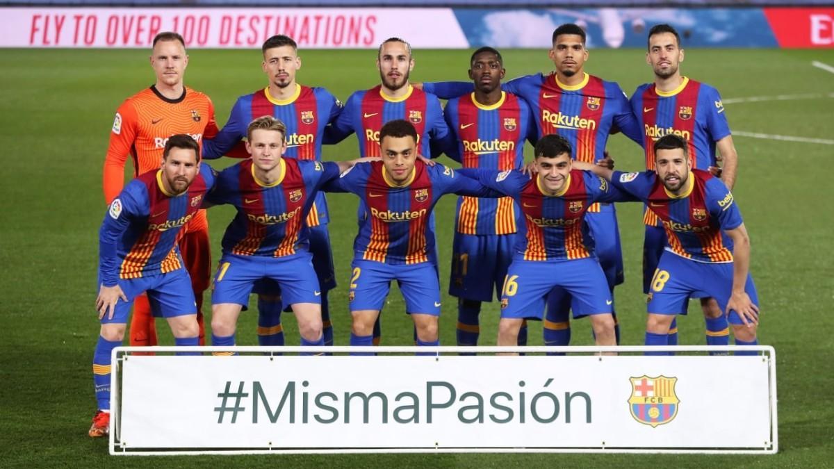 El Barça posa con el cartel de la campaña #MismaPasión