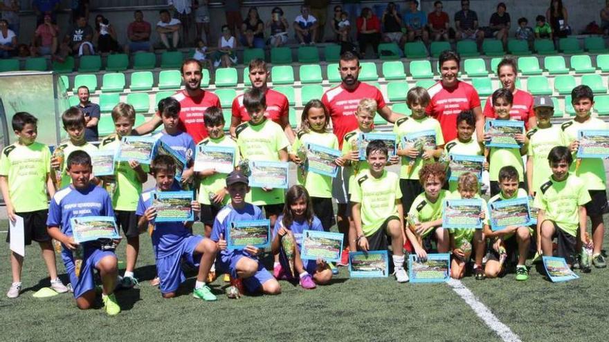 Uno de los grupos de trabajo muestra sus diplomas tras el primer turno de esta quinta edición. // FDV