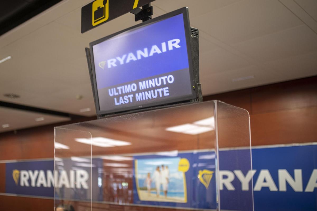 Una pantalla en una ventanilla de Ryanair, foto de recurso