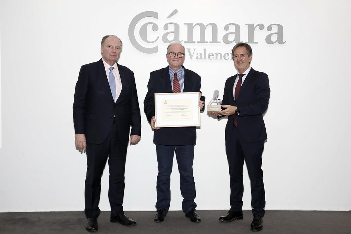 Rafael Navarro (Director del CIPFP Catarroja) con José Vicente Morata y Alejandro Bermejo.