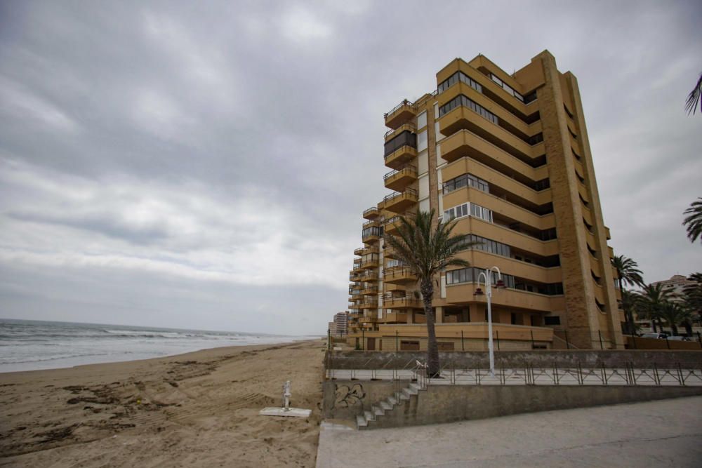 Playas de Elche casi desérticas