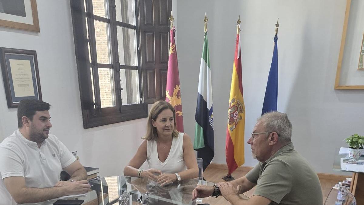 La alcaldesa y concejal, junto a un representantes de la empresa.