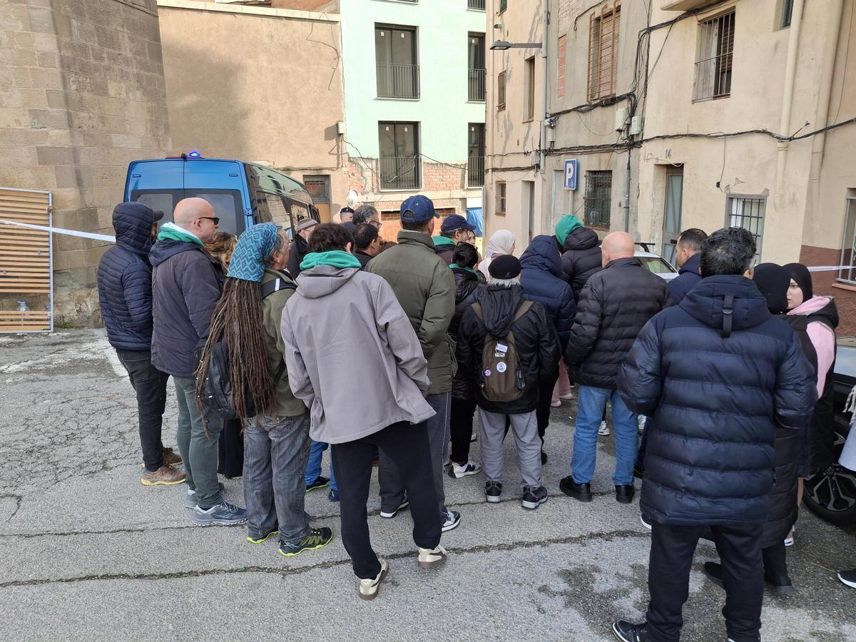 Concentració davant l'edifici on hi ha hagut el desnonament