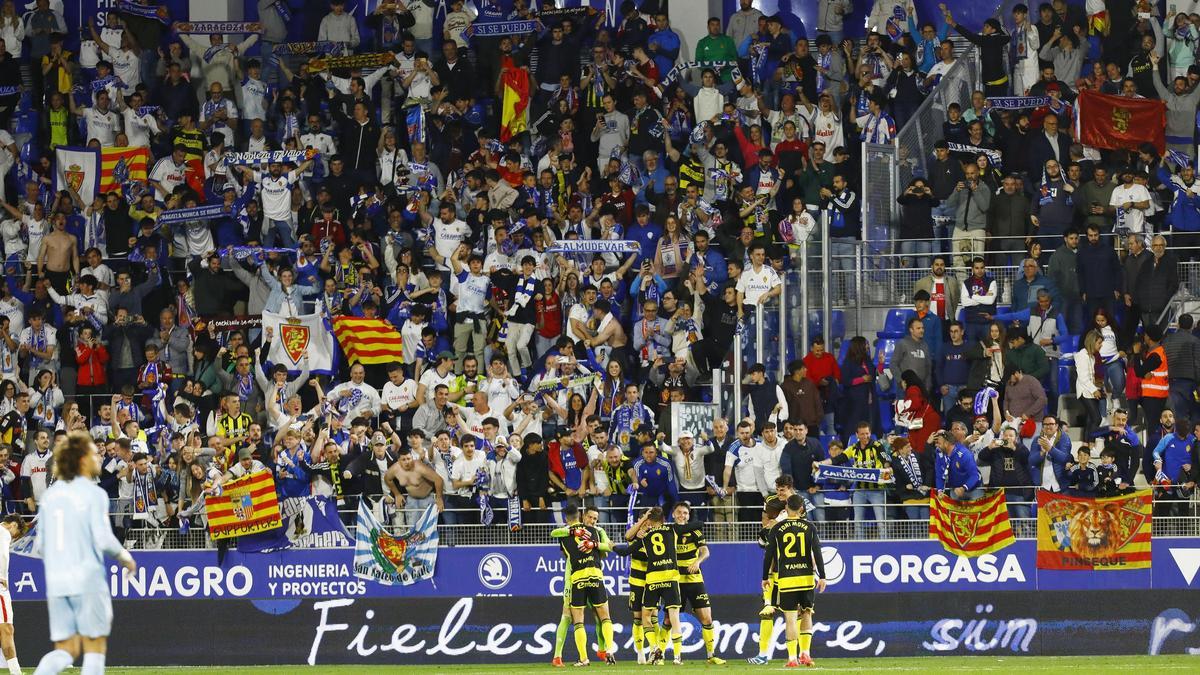 Los jugadores zaragocistas celebran la victoria en El Alcoraz.